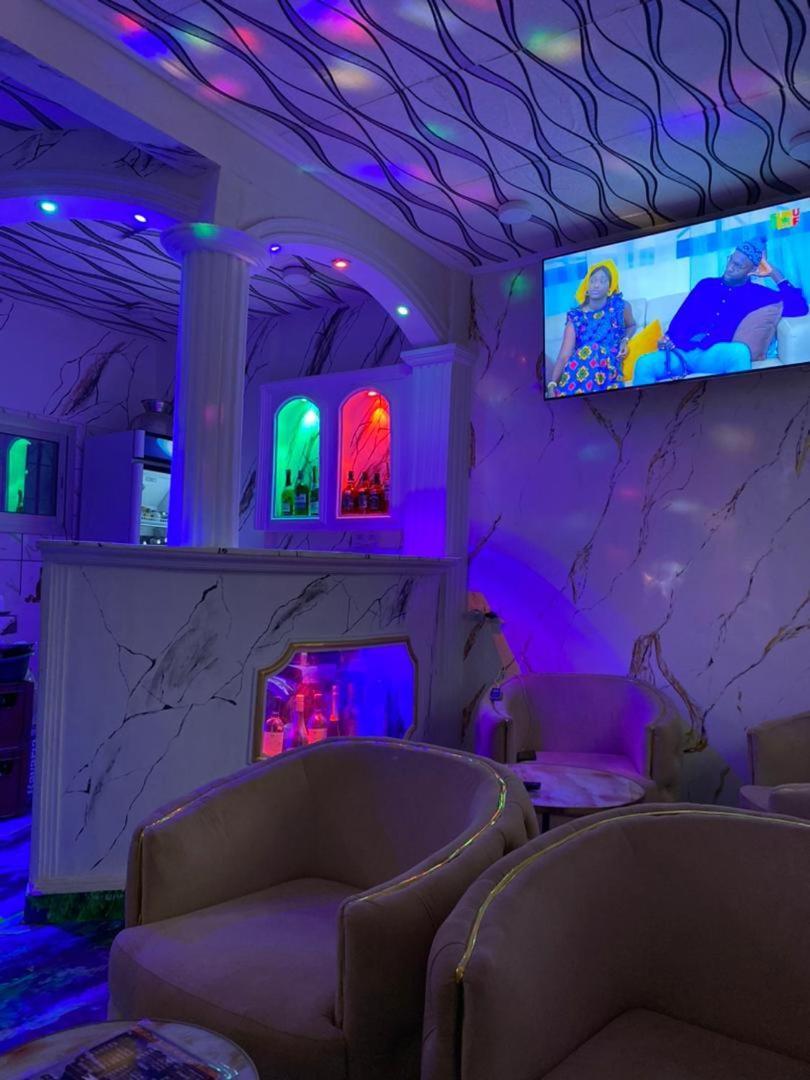 Cave Royale - Chambres-Studios-Apparts Meubles - Logpom Hopithal Des Soeurs Apres Camara Laye Douala Buitenkant foto