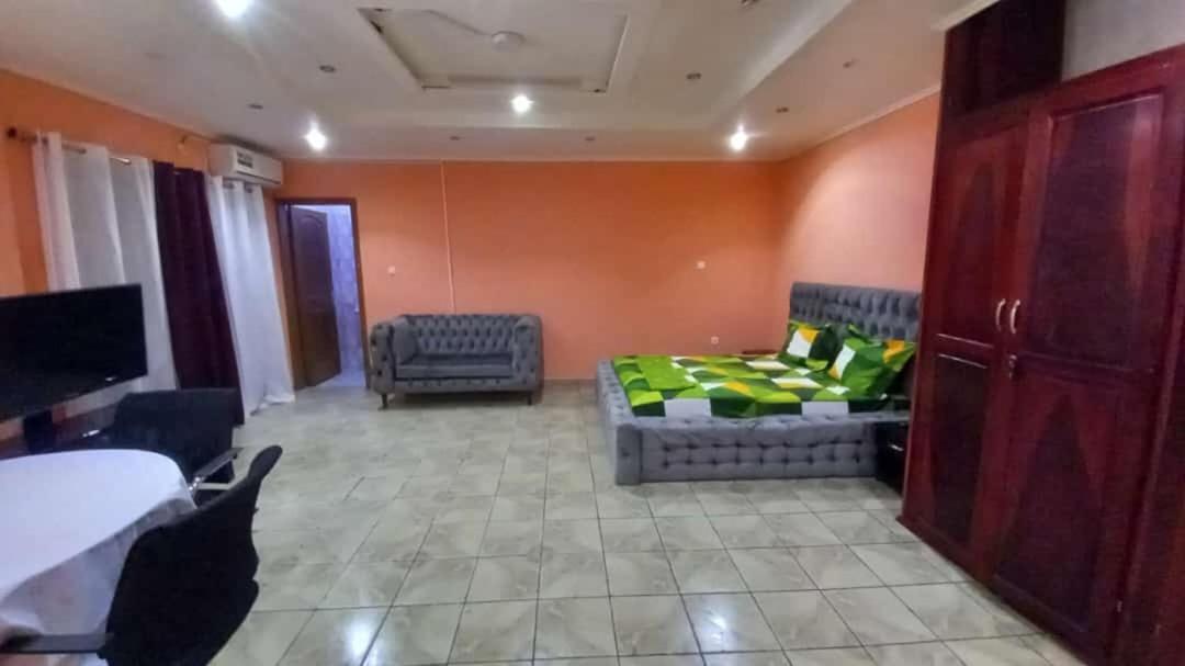 Cave Royale - Chambres-Studios-Apparts Meubles - Logpom Hopithal Des Soeurs Apres Camara Laye Douala Buitenkant foto