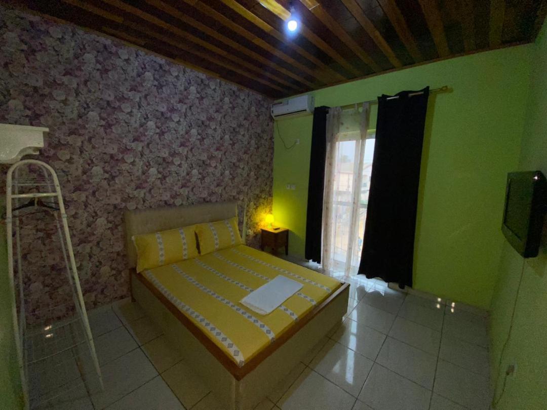 Cave Royale - Chambres-Studios-Apparts Meubles - Logpom Hopithal Des Soeurs Apres Camara Laye Douala Buitenkant foto